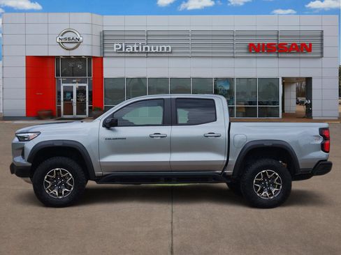 Used 2025 Chevrolet Colorado ZR2 w/ Technology Package AWD/4WD image 3