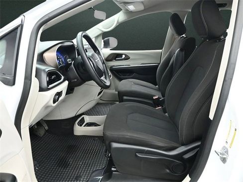 Used 2021 Chrysler Voyager L image 11