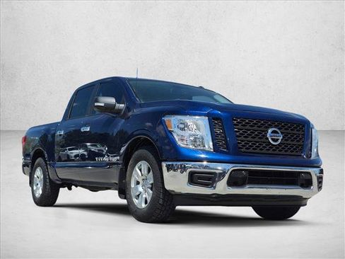 Used 2019 Nissan Titan SV w/ SV Convenience Package RWD image 3