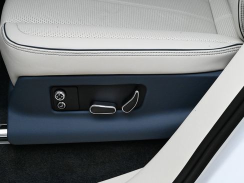 Used 2023 Bentley Bentayga AWD/4WD image 38