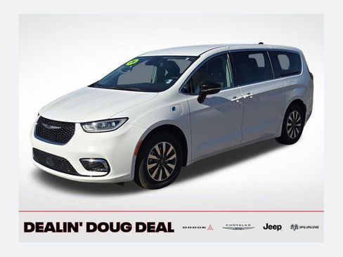 Used 2024 Chrysler Pacifica Select image 1