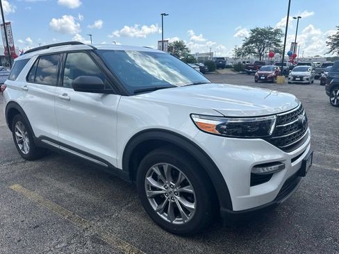 Used 2022 Ford Explorer XLT w/ Equipment Group 202A AWD/4WD image 3