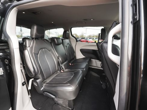 Used 2017 Chrysler Pacifica Touring-L Plus FWD image 40