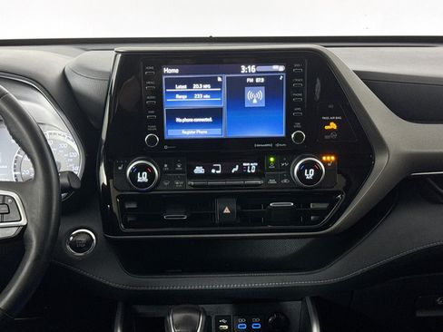 Used 2022 Toyota Highlander XLE AWD/4WD image 25