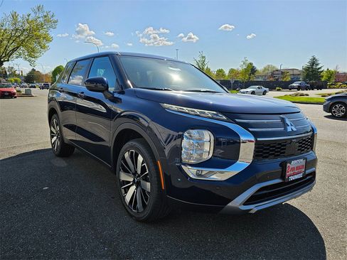 New 2025 Mitsubishi Outlander SE image 2