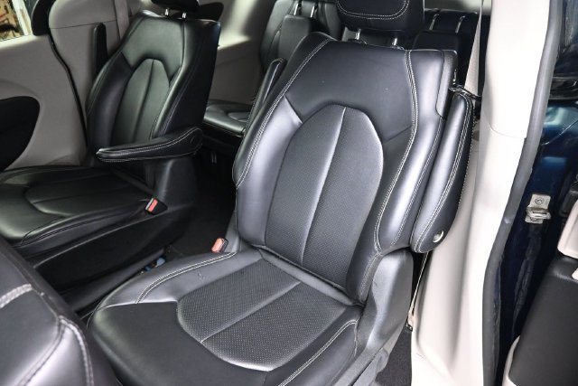 Used 2024 Chrysler Pacifica Limited FWD image 12