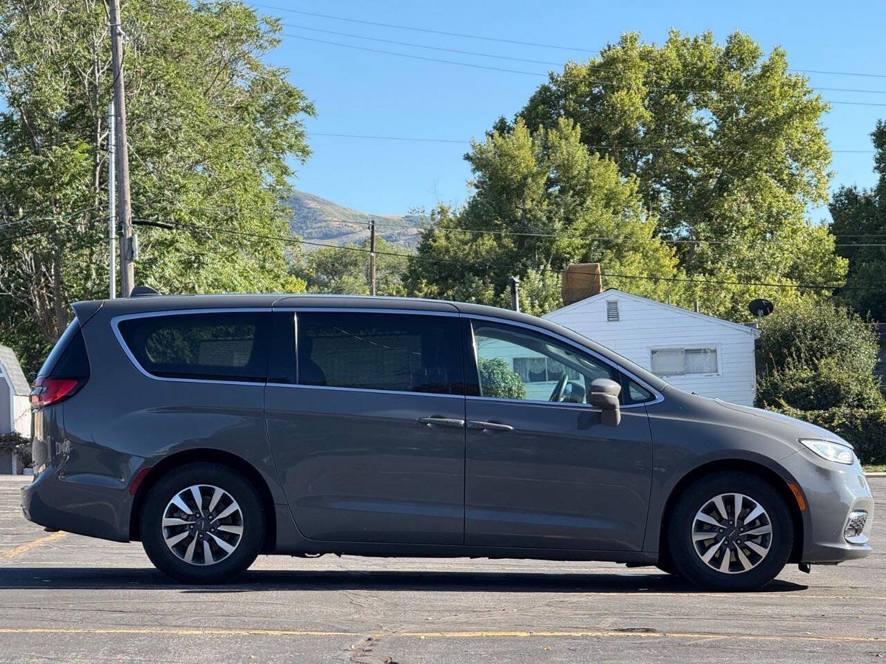 Used 2022 Chrysler Pacifica Touring-L FWD image 6