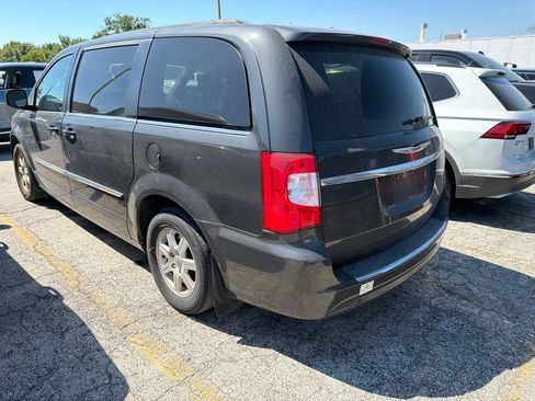 Used 2011 Chrysler Town & Country Touring w/ Driver Convenience Group FWD image 4