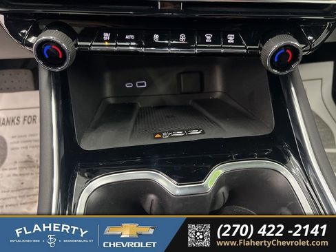 Used 2025 Chevrolet Traverse RS image 32