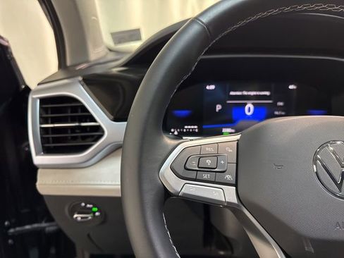 Certified 2025 Volkswagen Taos SE w/ Panoramic Sunroof Package image 16