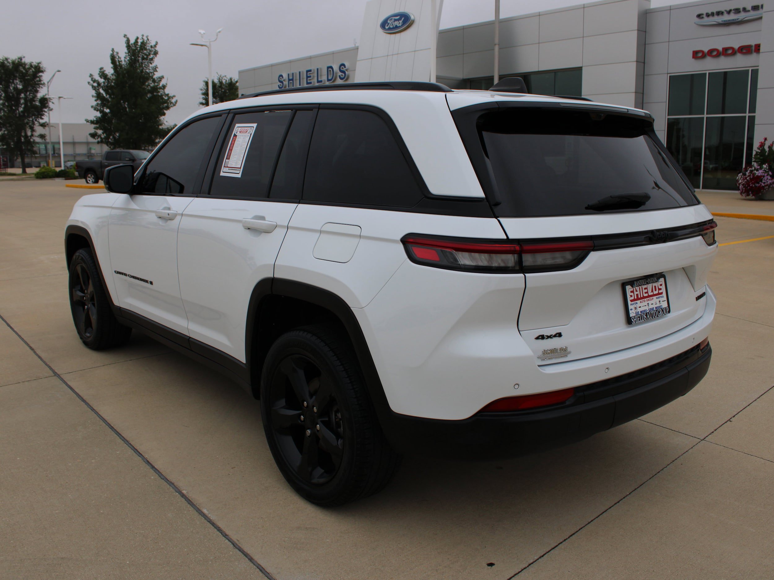 Used 2023 Jeep Grand Cherokee Limited w/ Luxury Tech Group II AWD/4WD image 4