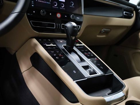 Certified 2026 Porsche Macan AWD/4WD image 29