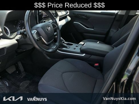 Used 2024 Toyota Highlander LE FWD image 33