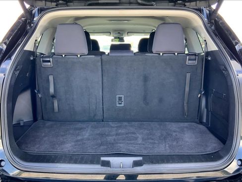 Used 2025 Toyota Highlander LE FWD image 34