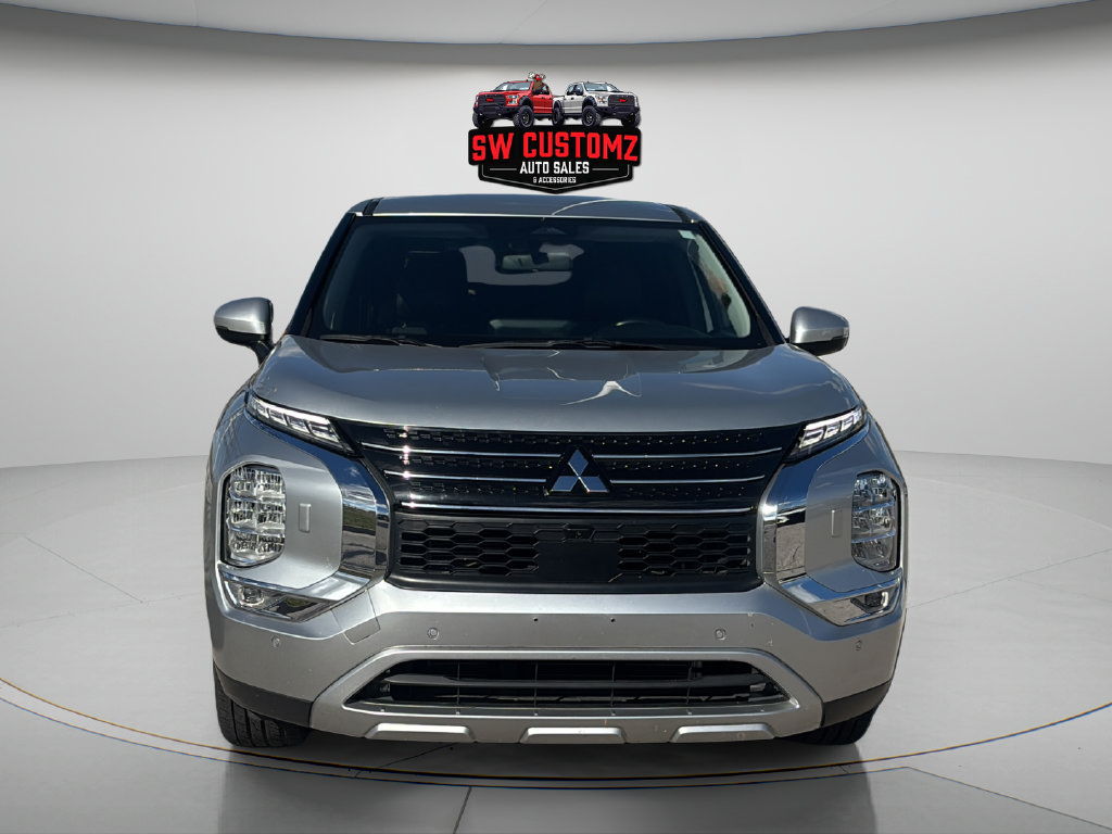 Used 2024 Mitsubishi Outlander AWD image 2