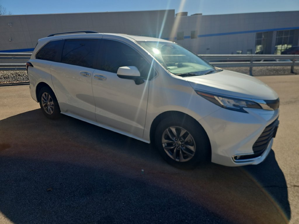 Used 2022 Toyota Sienna XLE AWD/4WD image 3