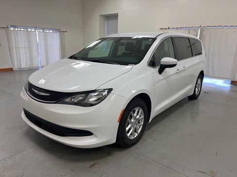 Used 2022 Chrysler Voyager LX image 4