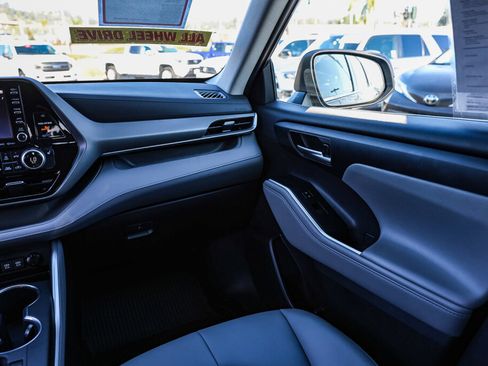 Used 2020 Toyota Highlander XLE AWD/4WD image 5