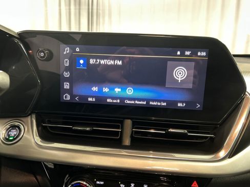 Used 2024 Chevrolet Trax LT w/ Sunroof Package image 17