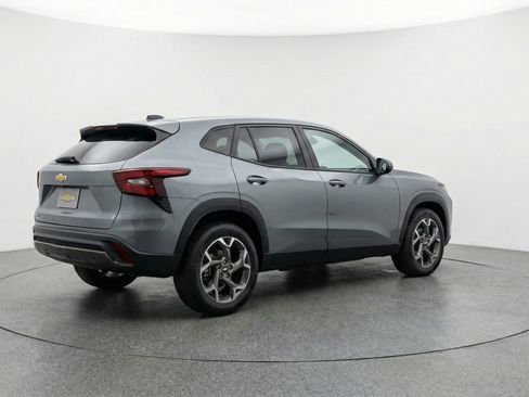 Used 2025 Chevrolet Trax LT FWD image 9