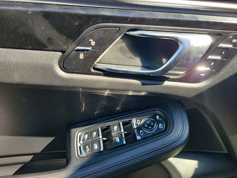 Used 2018 Porsche Macan S image 24