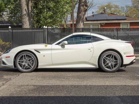 Used 2016 Ferrari California T RWD image 25