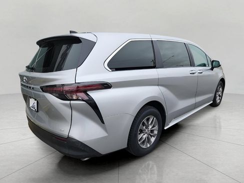 Used 2025 Toyota Sienna LE image 36