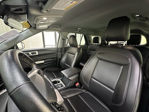 Used 2022 Ford Explorer XLT w/ Equipment Group 202A AWD/4WD image 29