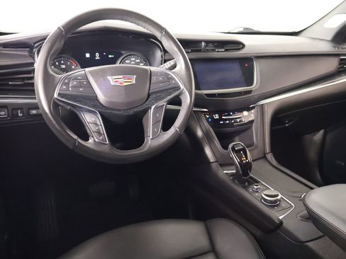 Used 2022 Cadillac XT5 Premium Luxury w/ Technology Package FWD image 2