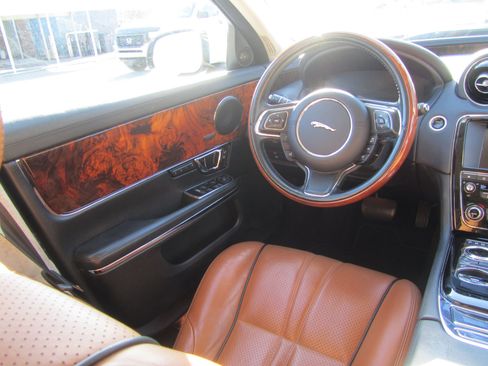 Used 2017 Jaguar XJ R-Sport image 13