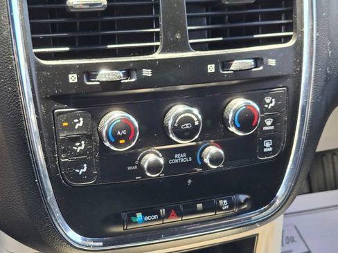 Used 2017 Dodge Grand Caravan SXT FWD image 27