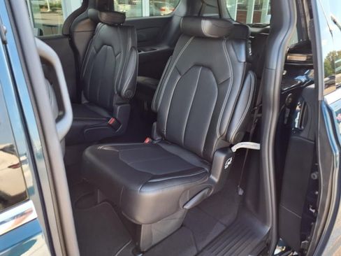New 2025 Chrysler Pacifica Select image 18