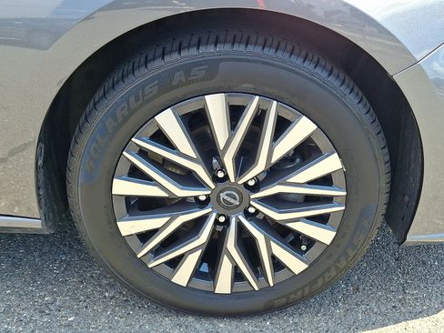 Used 2025 Nissan Altima 2.5 SV FWD image 9