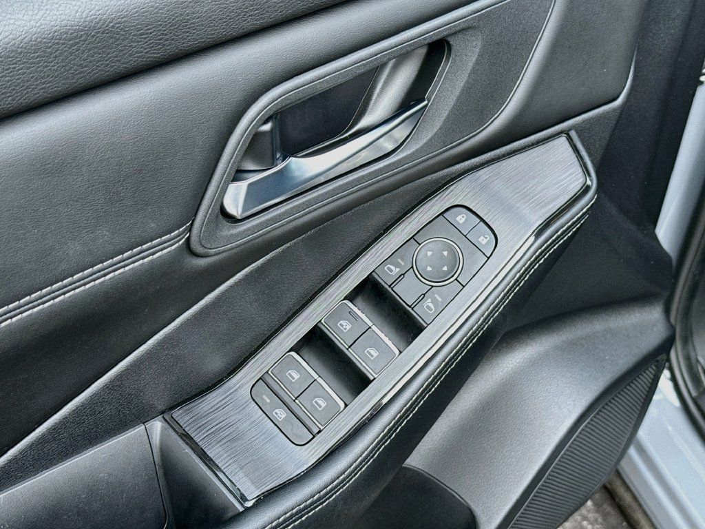 Used 2025 Nissan Rogue SL AWD/4WD image 18