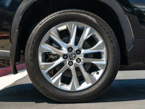 Certified 2025 Toyota Highlander Limited FWD image 6