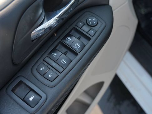 Used 2018 Dodge Grand Caravan SE w/ UConnect Hands-Free Group FWD image 17
