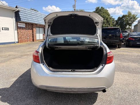 Used 2018 Toyota Corolla LE FWD image 11