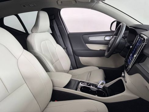 Certified 2025 Volvo XC40 B5 Plus AWD/4WD image 2