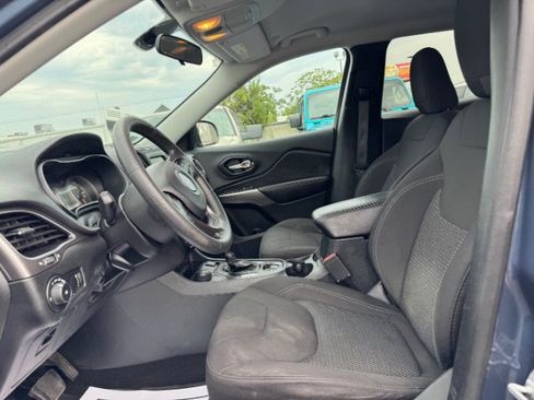 Used 2019 Jeep Cherokee Latitude w/ Popular Appearance Group AWD/4WD image 17