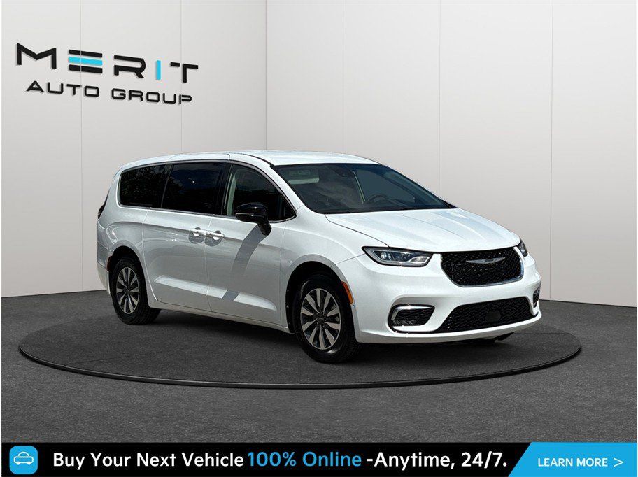 Used 2024 Chrysler Pacifica Limited FWD image 1