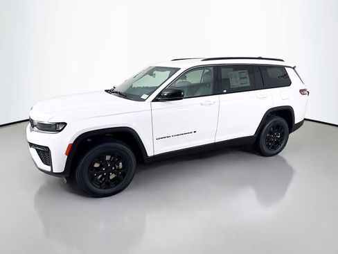New 2026 Jeep Grand Cherokee L Laredo image 3
