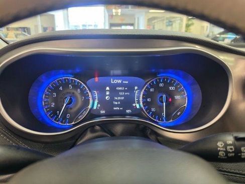 Used 2018 Chrysler Pacifica Limited w/ Tire & Wheel Group FWD image 14