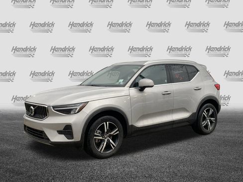 Used 2025 Volvo XC40 B5 Core image 5