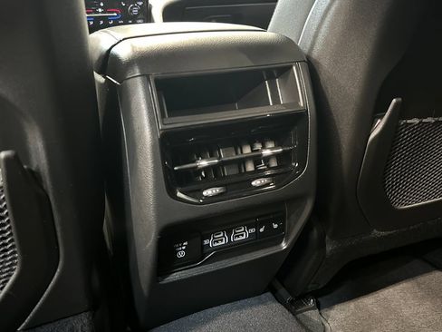 Used 2023 Jeep Grand Cherokee Limited AWD/4WD image 31
