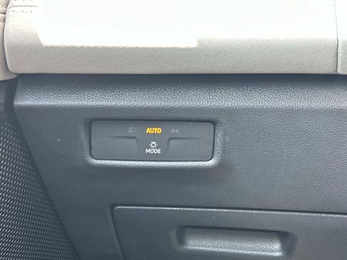 Used 2025 Volkswagen Tiguan SE AWD/4WD image 24