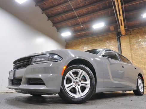 Used 2019 Dodge Charger SXT RWD image 3