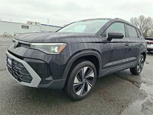 New 2026 Volkswagen Taos SE image 2