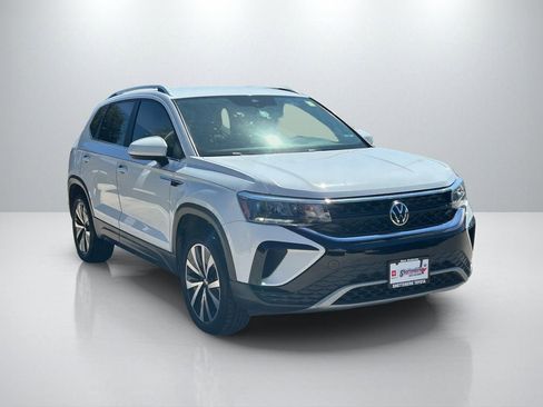 Used 2022 Volkswagen Taos SE FWD image 3