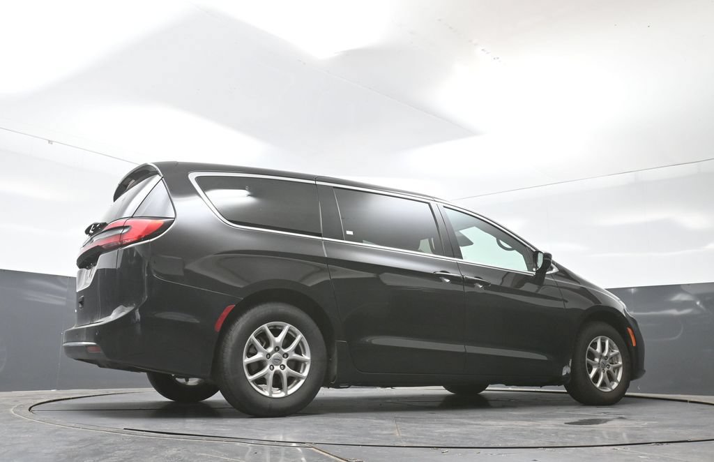 Used 2025 Chrysler Pacifica Select FWD image 17
