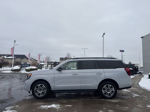 Used 2025 Ford Expedition Active image 4